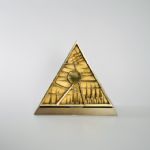 Opera Triangolo di ARNALDO POMODORO